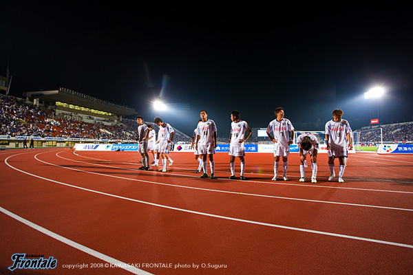 試合終了後、サポーターの前で。