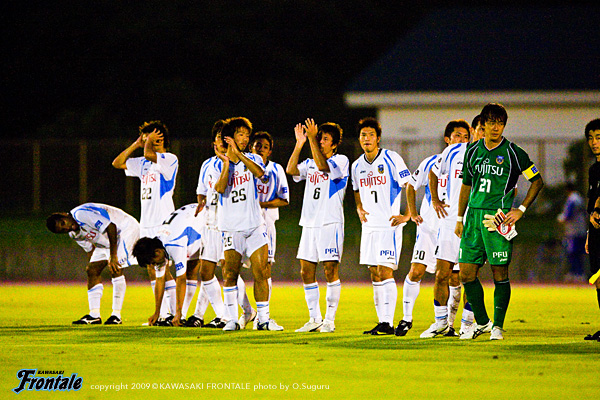 試合終了後、サポーターへの挨拶。今日の敗戦を次につなげたい。