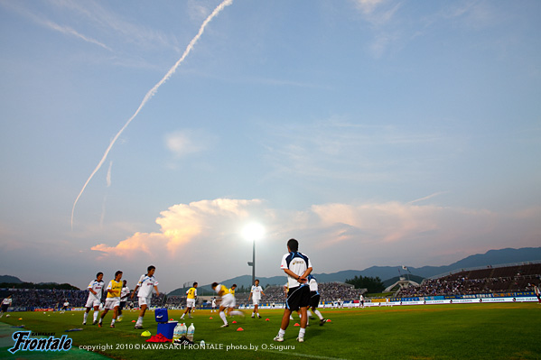 試合前、雷雨によりスタジアムが停電するというアクシデントが発生。