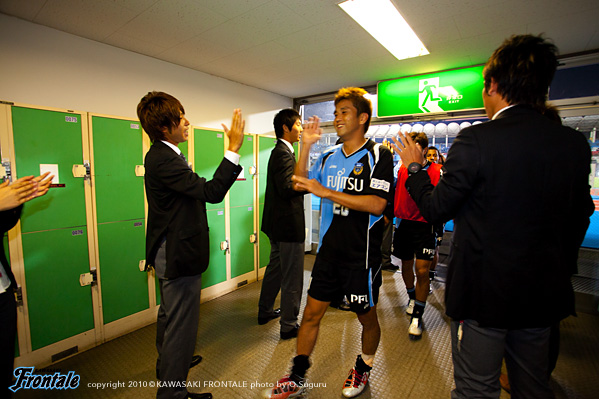 厳しいコンディションの中、フル出場で勝利に貢献した稲本選手