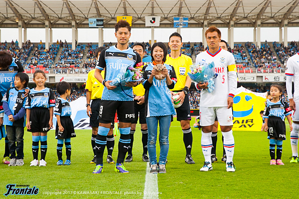 “丸まらない”アルマジロと試合前に撮影