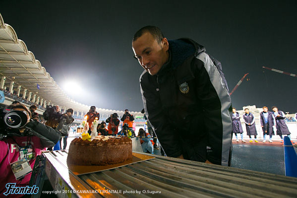 この日、誕生日を迎えたジェシ選手を祝福