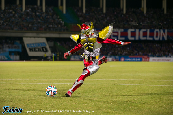 バナナをモチーフにした仮面ライダーバロンが来場