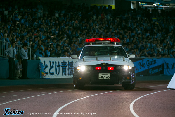 最後はパトカーが登場