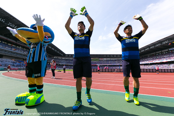 GK1 / チョン ソンリョン選手、GK30 / 新井章太選手