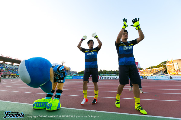 GK30 / 新井章太選手、GK1 / チョン ソンリョン選手