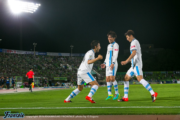 橋本選手のボールに飛び込んだ小林選手がヘッドで合わせて3点目を奪う