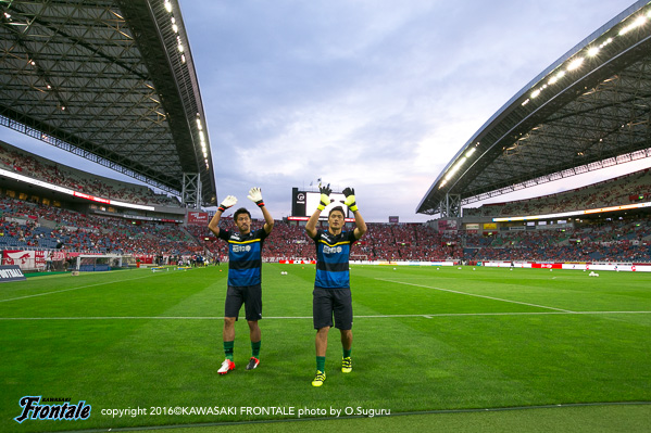 GK1 / チョン ソンリョン選手、GK30 / 新井章太選手